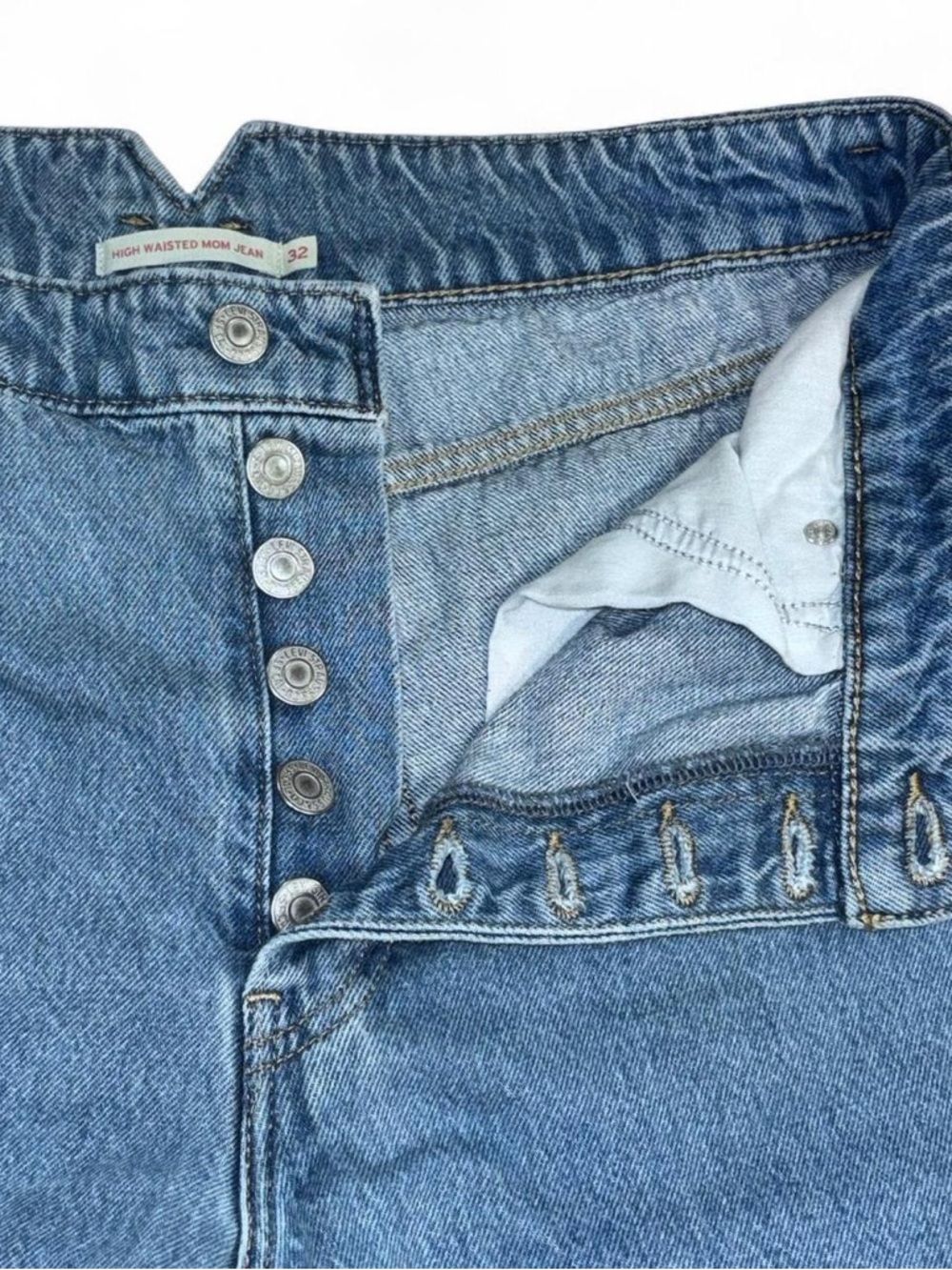 LEVI’S Medium Wash Button Fly High Waisted Mom Jean Size 32